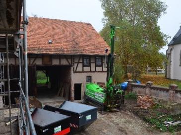 Der Bohrturm ist positioniert, Container stehen bereit, jetzt werden Wasser und Abwasserleitungen verlegt.