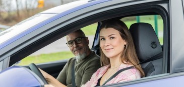 28,6 Prozent der Frauen und Männer bis 25 Jahre haben den Führerschein mit 17 gemacht. Das zeigt eine aktuelle Civey-Umfrage im Auftrag der DEVK. Foto: DEVK/Jürgen Naber