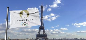 Eiffelturm mit olympischer Flagge