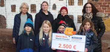 Spendenübergabe an Förderverein der Grundschule Bürgeln-Betziesdorf.